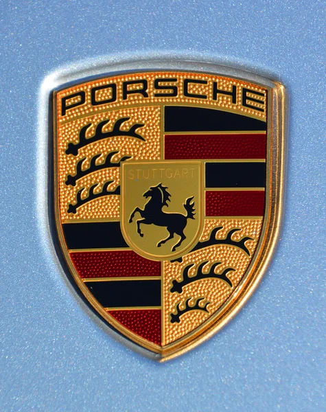 Montreal Canada Eylül 02 2014: Porsche amblemi mavi arka planda. Ferdinand Porsche şirketi 1931 yılında Stuttgart 'ın merkezinde ana ofislerle kurdu..