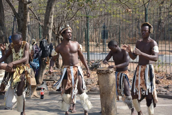 Victoria Falls Zimbabwe Oct Bailarina Callejera Tribu Ndebele Octubre 2014 — Foto de Stock