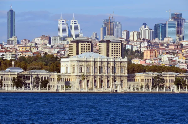 Istanbul Turkey 10月02日 トルコのイスタンブールで2013年10月02日にDolmabahce宮殿 ドルマバハース宮殿はオスマン帝国の第31代スルタン アブドゥルメシド1世によって命じられ 1843年から1856年の間に建設された — ストック写真