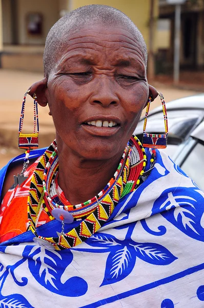 Serengeti Tansanien November 2011 Unbekannte Masai Frau Mit Juwelen Geschmückt — Stockfoto