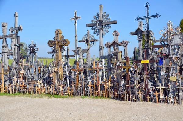Siauliai, Litvanya 15 Eylül 2015: Görünüm tepenin haçlar dört yüz binin üzerinde haçlar ve bir haç koyarak geleneği düşünülmektedir haç ile 1800'lerin izlerini.
