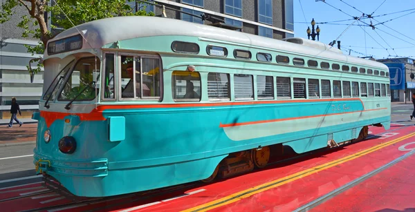 サンフランシスコ ウササ2015年4月16日 サンフランシスコ ウササで旅客輸送を行う歴史的路面電車 サンフランシスコの通りの車は狼の周りから来てる — ストック写真