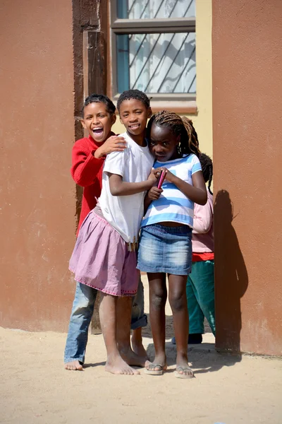 Swakopmund, Namibya, 09 Ekim 2014: Swakopmund 'un Mondesa gecekondu mahallesinde yaşayan kimliği belirsiz çocuk. Namibya 'da evlerin yaklaşık yüzde 27,6' sı yoksul olarak sınıflandırılıyor.