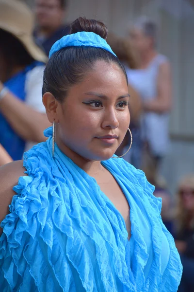 蒙特利尔魁北克2015年8月1日 秘鲁玛丽内拉舞女 身着传统服装 马里内拉舞 Marinera 是秘鲁的一种海岸舞蹈 通常被称为 秘鲁国家舞蹈 — 图库照片