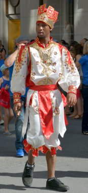 Montreal Quebec Canada 01 Ağustos 2015: Kübalı dansçı Latin Amerika ve daha geniş dünya çapında bilinen kendine özgü bir stildir. Geleneksel Küba müziğinin kökleri Afrika kültürüne dayanır