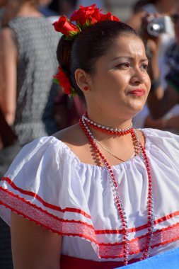 Montreal Quebec Canada 01 Ağustos 2015: Nikaragua 'dan Kadın Palo de Mayo English: Maypole, Nikaragua kültürünün bir parçasını oluşturan bir tür Afro-Karayip dansı.