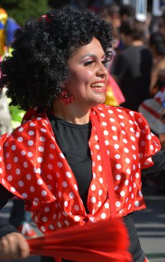 Montreal Quebec Canada 01 Ağustos 2015: Nikaragua 'dan Kadın Palo de Mayo English: Maypole, Nikaragua kültürünün bir parçasını oluşturan bir tür Afro-Karayip dansı.