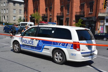 Montreal Oc Canada 2 Ağustos 2015: Pazar sabahı erken saatlerde Saint-Laurent Bulvarı 'na düzenlenen gece saldırısının ardından iki kişinin öldüğü ve ikisinin durumunun kritik olduğu olay yeri.