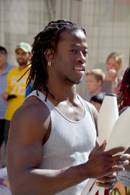 Montreal Qubec Kanada 1 Ağustos 2015: Genç Kolombiyalı hokkabaz ve akrobat Montreal şehir merkezindeki caddenin göbeğinde insanları eğlendiriyor