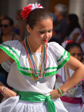 Montreal Quebec Canada 01 Ağustos 2015: Nikaragua 'dan Kadın Palo de Mayo English: Maypole, Nikaragua kültürünün bir parçasını oluşturan bir tür Afro-Karayip dansı.