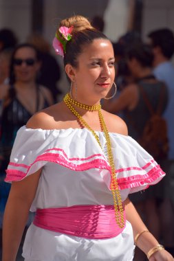 Montreal Quebec Canada 01 Ağustos 2015: Nikaragua 'dan Kadın Palo de Mayo English: Maypole, Nikaragua kültürünün bir parçasını oluşturan bir tür Afro-Karayip dansı.