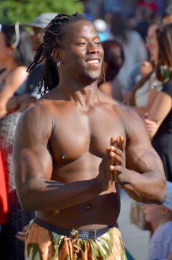 Montreal Qubec Kanada 1 Ağustos 2015: Genç Kolombiyalı hokkabaz ve akrobat Montreal şehir merkezindeki caddenin göbeğinde insanları eğlendiriyor