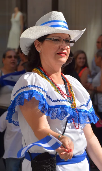 Montreal Quebec Canada 01 Ağustos 2015: Nikaragua 'dan Kadın Palo de Mayo English: Maypole, Nikaragua kültürünün bir parçasını oluşturan bir tür Afro-Karayip dansı.