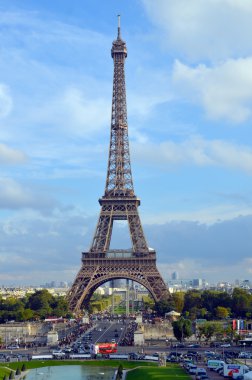 PARIS, FRANCE OKTOBER 14: Eiffel Kulesi (Tour Eiffel) 14 Ekim 2013 'te Paris, Fransa' da. Dünya Fuarı için 1887 ve 1889 yılları arasında inşa edilmiştir (Fuar 1889).). 