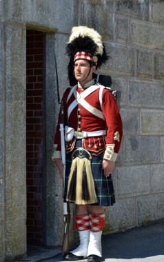 Halifax Nova Scotia 5 Haziran: Kanada 'nın Halifax şehrindeki bir Ulusal Tarih Alanı olan Citadel Hill' de (Fort George) Kanadalı asker. Nova Scotia, Kanada, 5 Haziran 2014