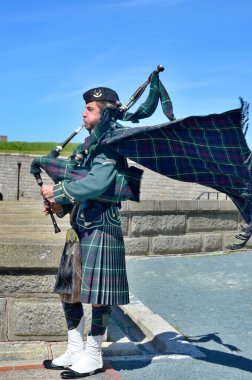 Halifax Nova Scotia 5 Haziran: Kanada 'nın Halifax kentindeki bir Ulusal Tarih Alanı olan Citadel Hill' de gayda çalan Kanadalı asker. Nova Scotia, Kanada, 5 Haziran 2014