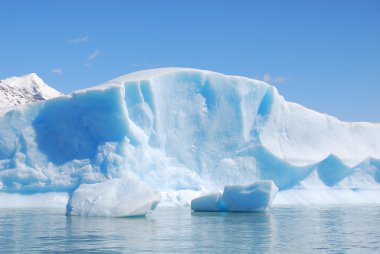 Sudaki güzel buzdağları.
