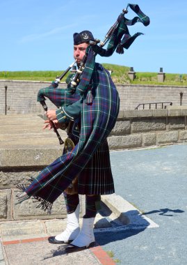 Halifax Nova Scotia 5 Haziran: Kanada 'nın Halifax kentindeki bir Ulusal Tarih Alanı olan Citadel Hill' de gayda çalan Kanadalı asker. Nova Scotia, Kanada, 5 Haziran 2014