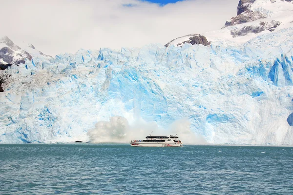 Perito Moreno Glacier Argentina Nov Turistas Navegan Frente Glaciar Perito — Foto de Stock