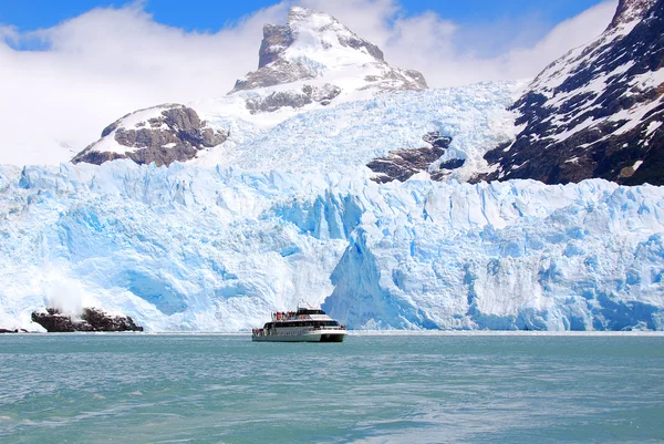 Perito Moreno Glacier Αργεντινή Νοε Σκάφος Τουριστών Μπροστά Από Τον — Φωτογραφία Αρχείου