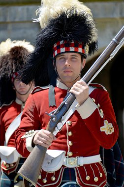 Halifax Nova Scotia 5 Haziran: Kanada 'nın Halifax şehrindeki bir Ulusal Tarih Alanı olan Citadel Hill' de (Fort George) Kanadalı asker. Nova Scotia, Kanada, 5 Haziran 2014