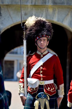 Halifax Nova Scotia 5 Haziran: Kanada 'nın Halifax şehrindeki bir Ulusal Tarih Alanı olan Citadel Hill' de (Fort George) Kanadalı asker. Nova Scotia, Kanada, 5 Haziran 2014