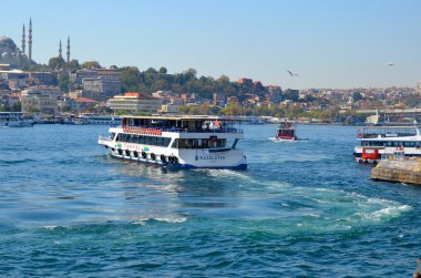 İstanbul, Türkiye 5 Ekim 2013: İstanbul, Türkiye 'de Yeni Cami ve Galata Köprüsü yakınlarındaki Eminonu Limanı' nda feribot gezisi. Eminonu limanı İstanbul 'da feribot için büyük bir rıhtım..