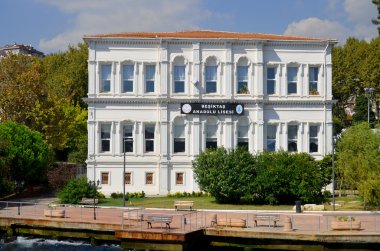 Nehir kıyısındaki eski bina