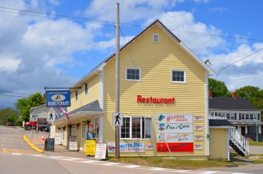 Digby Nova Scotia 4 Haziran: Nova Scotia 'nın güneybatısındaki Digby sokak manzaralı Kanada kasabası. = = Coğrafi konumu = = Digby ilçesinin yönetim merkezi ve en büyük nüfus merkezidir.