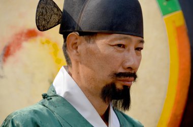 Seul Kore 7 Nisan 2013 'te Seul' deki Deoksugung Sarayı Kraliyet Muhafız Değiştirme Töreni 'ne katıldı. Buckingham Sarayı 'ndaki muhafızların değişimine benzer bir gelenek mi?