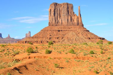 Monument Valley, Colorado Platosu 'nun bir bölgesidir ve vadi zemininin üzerinde devasa kum taşı poposu kümesidir. Arizona-Utah eyalet sınırında yer almaktadır.