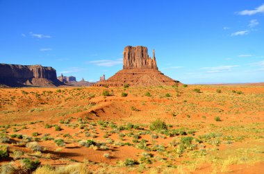 Monument Valley, Colorado Platosu 'nun bir bölgesidir ve vadi zemininin üzerinde devasa kum taşı poposu kümesidir. Arizona-Utah eyalet sınırında yer almaktadır.