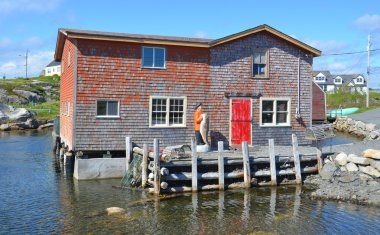 Peggy 's Cove Nova Scotia 6 Haziran: Peggy' s Cove 'daki tipik balıkçı kulübesi 6 Haziran 2014 tarihinde Nova Scotia' daki St. Margarets Körfezi 'nin doğu kıyısında yer alan küçük bir kırsal topluluk..