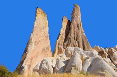 Muhtemelen Türkiye 'nin kalbinde bulunan Kapadokya' nın en bilinen özelliği, Goreme 'in peri bacaları ve çevresindeki yüzlerce muhteşem sütuna dönüşmüş köylerdir.