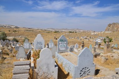 Uchisar Kapadokya Türkiye 3 Ekim 2013: Küçük Uchisar kasabasındaki Müslüman mezarlığı. Müslümanlar için mezar, Mekke 'ye dik hizalanmalıdır (Mekke).).