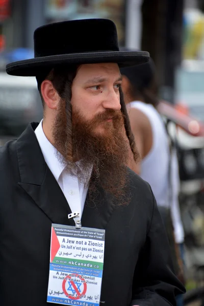 Монреальная Канада Августа Неизвестные Люди Формируют Еврейский Хасидский Ортодоксальный Иудаизм — стоковое фото