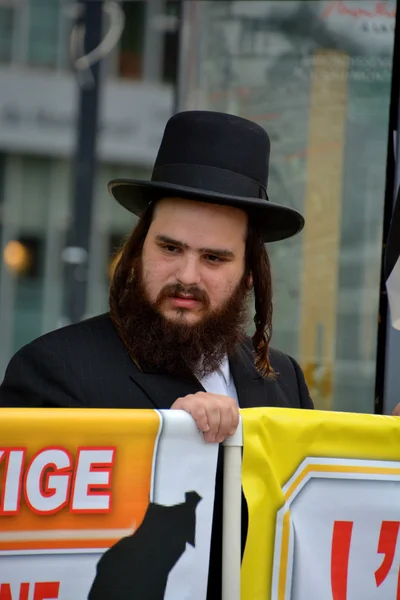 Монреальная Канада Августа Неизвестные Люди Формируют Еврейский Хасидский Ортодоксальный Иудаизм — стоковое фото