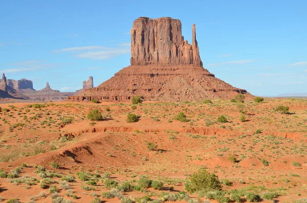 Monument Valley Region Płaskowyżu Colorado Charakteryzujący Się Skupiskiem Ogromnych Piaskowcowych — Zdjęcie stockowe