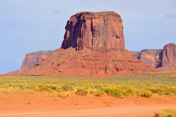 Monument Valley Colorado Platosu Nun Bir Bölgesidir Vadi Zemininin Üzerinde — Stok fotoğraf