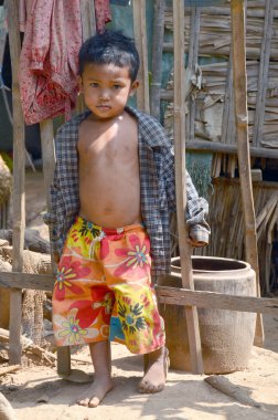Phnom Phen, Kamboçya 23 Mart 2013: Sadece Phnom Phen, Kamboçya 'da tanımlanamayan sokak çocuğu poz veriyor. Sadece Phnom Penh' de 10 ila 20 bin arasında çocuk yaşıyor ve sokaklarda çalışıyor.
