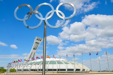Montreal Kanada 15 Mayıs 2013 'te Montreal Olimpiyat Stadyumu ve kulesi. Dünyanın en yüksek eğimli kulesi. Olimpiyat turu 175 metre uzunluğunda ve 45 derecelik açıyla yapılıyor.