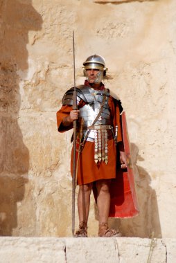 Ürdünlü adam 25 Kasım 2009 'da Ürdün' ün başkenti Jerash 'ta bir Roma ordusunun yeniden canlandırma gösterisi sırasında Romalı asker gibi giyinmişti.