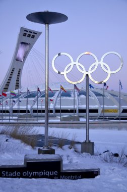 Montreal, Kanada - 3 Ocak 2013 Montreal Olimpiyat Stadyumu ve kulesi. Dünyanın en yüksek eğimli kulesi. Olimpiyat turu 175 metre uzunluğunda ve 45 derecelik açıyla yapılıyor.