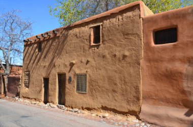 Santa Fe, Nm Usa 21 Nisan: 21 Nisan 2014 tarihinde Santa Fe, Nm. Bugün, Santa Fe 'deki 400 yıllık yapıların çoğu halen ayakta ve çeşitli bölgelerde bulunmaktadır.