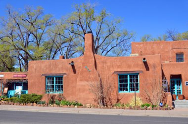 Santa Fe, Nm Usa 21 Nisan: 21 Nisan 2014 tarihinde Santa Fe, Nm. Bugün, Santa Fe 'deki 400 yıllık yapıların çoğu halen ayakta ve çeşitli bölgelerde bulunmaktadır.