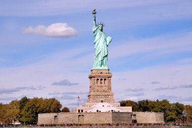 NEW YORK ABD 27 Ekim 2013: New York, New York 'ta Özgürlük Heykeli, 27 Ekim 2013. Özgürlük Anıtı, 1886 'da Fransa halkından Birleşik Devletler' e bir hediyeydi..