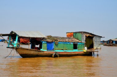 Siem Reap Kamboçya: 30 Mart 2013 'te Siem Reap Kamboçya' da gölün kıyısında yüzen ev ve bunların% 90 'ı balık yakalayarak ve tarım yaparak geçimini sağlıyor.