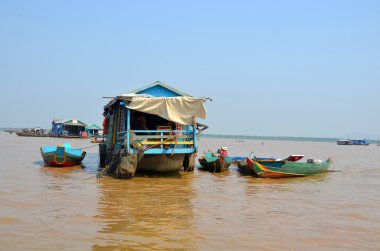 Siem Reap Kamboçya: 30 Mart 2013 'te Siem Reap Kamboçya' da gölün kıyısında yüzen ev ve bunların% 90 'ı balık yakalayarak ve tarım yaparak geçimini sağlıyor.