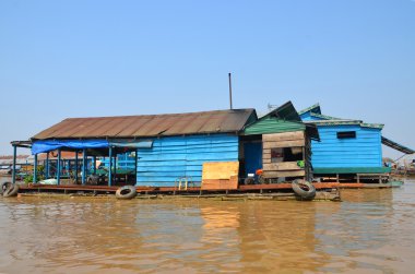 Siem Reap Kamboçya: 30 Mart 2013 'te Siem Reap Kamboçya' da gölün kıyısında yüzen ev ve bunların% 90 'ı balık yakalayarak ve tarım yaparak geçimini sağlıyor.