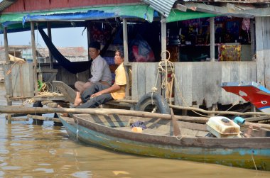 Siem Reap Kamboçya: 30 Mart 2013 'te Siem Reap Kamboçya' da gölün kıyısında yüzen ev ve bunların% 90 'ı balık yakalayarak ve tarım yaparak geçimini sağlıyor.